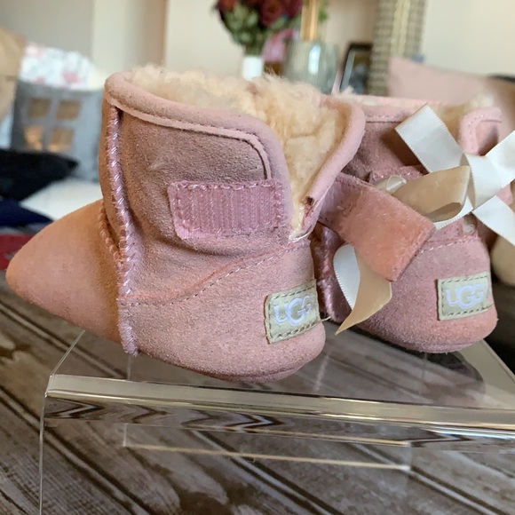 Baby pink Ugg’ bootie with Bow Velcro back size 2/3 - Picture 7 of 11